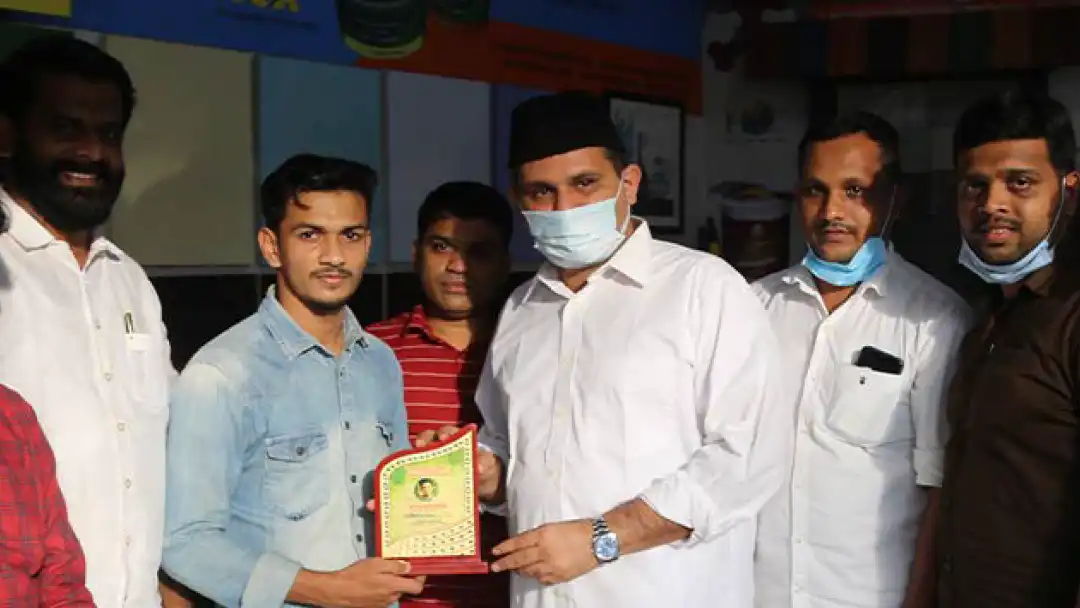 ZainCo receiving the Volunteer Force logo contest award
